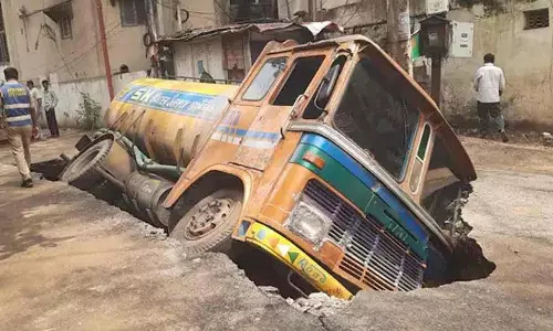 बंजारा हिल्स में धंसी सड़क.. इसमें फंस गया पानी का टैंकर