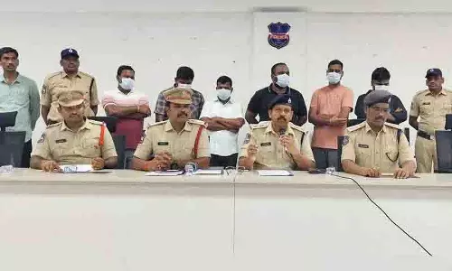 Wanaparthy पुलिस ने कांस्टेबल से जुड़े 2.61 करोड़ रुपये के आवास ऋण धोखाधड़ी का भंडाफोड़ किया Wanaparthy पुलिस ने कांस्टेबल से जुड़े 2.61 करोड़ रुपये के आवास ऋण धोखाधड़ी का भंडाफोड़ किया