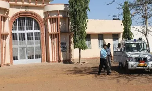 Ashoknagar: जेल में कैदियों को मिल रहा साक्षरता का उजाला