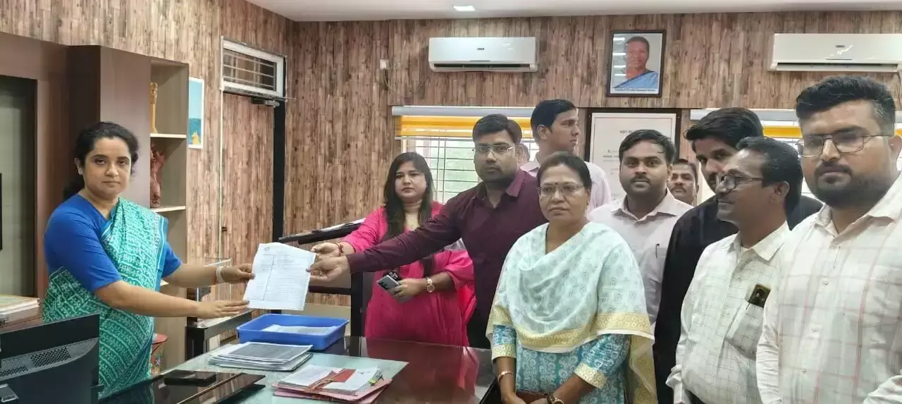Mandsaur: तहसीलदारों ने मांगों को लेकर कलेक्टर से की मुलाकात