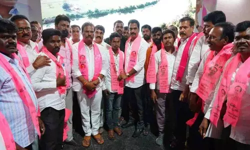 सत्तारूढ़ पार्टी को बढ़ावा.. कांग्रेस नेता बीआरएस में शामिल