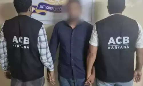 Jind: ठेकेदार का कारिंदा रिश्वत लेते रंगे हाथ गिरफ्तार Jind: ठेकेदार का कारिंदा रिश्वत लेते रंगे हाथ गिरफ्तार