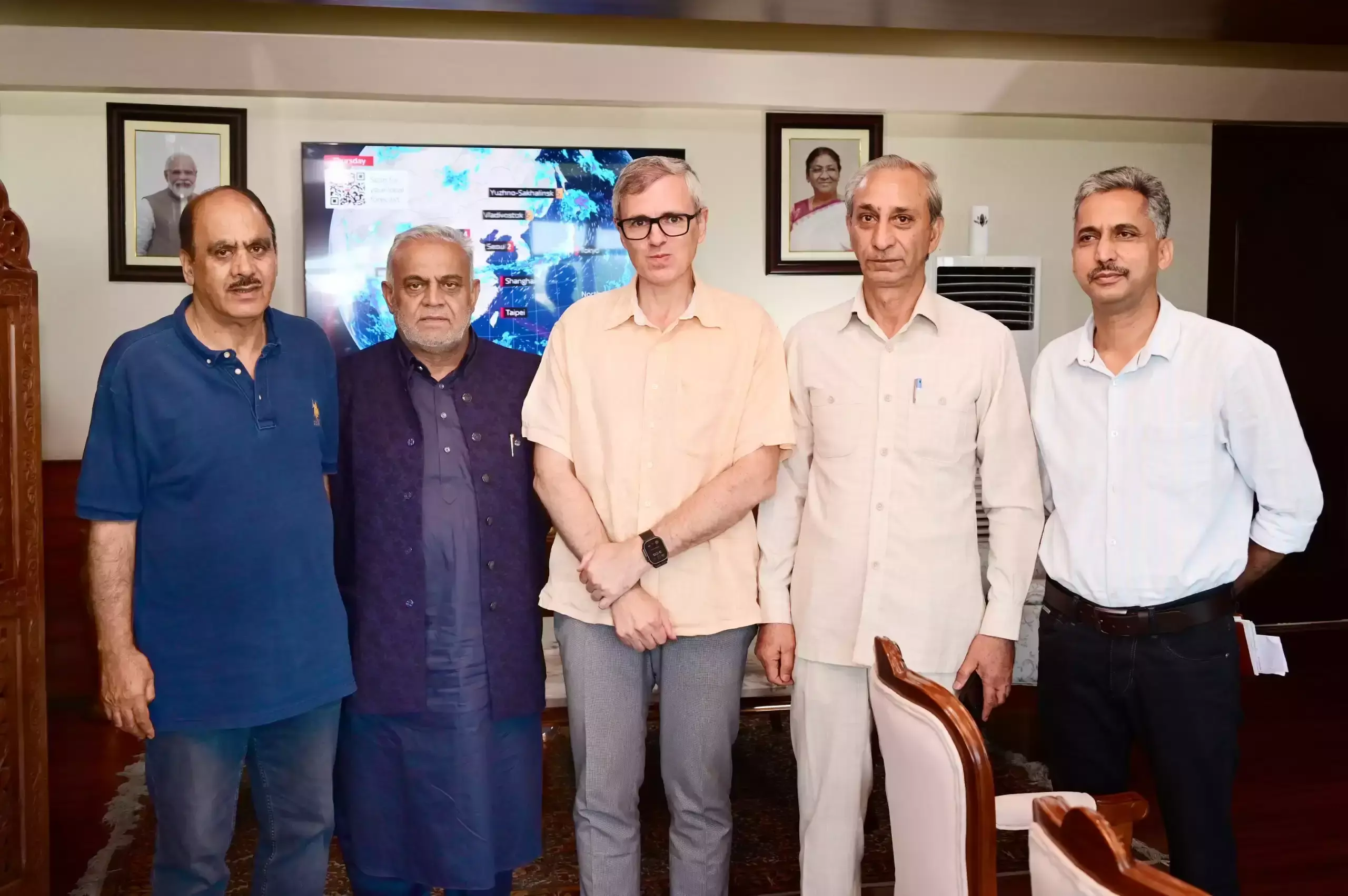 Srinagar: उमर अब्दुल्ला से मिले जनप्रतिनिधि, विकास कार्यों पर जोर Srinagar: उमर अब्दुल्ला से मिले जनप्रतिनिधि, विकास कार्यों पर जोर