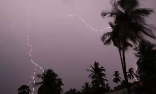 आधी रात को बिजली गिरने से तीन महीने का बच्चा बीमार