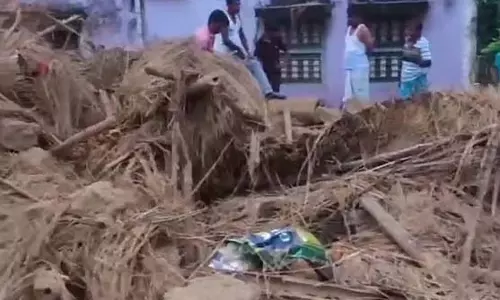 रात भर हुई बारिश के कारण मिट्टी का मकान ढह गया