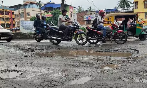 छात्रों से भरी एक टोटो बस पलट गई, उसके बाद क्या हुआ?