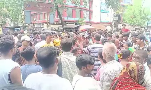 पानी की समस्या से परेशान स्थानीय लोगों ने बारासात में जाम लगाकर किया प्रदर्शन