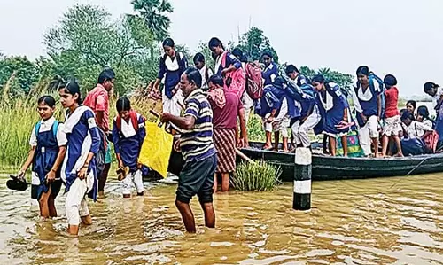 बीरभूम के तीन गांव जलमग्न, स्कूली परीक्षाएं स्थगित बीरभूम के तीन गांव जलमग्न, स्कूली परीक्षाएं स्थगित