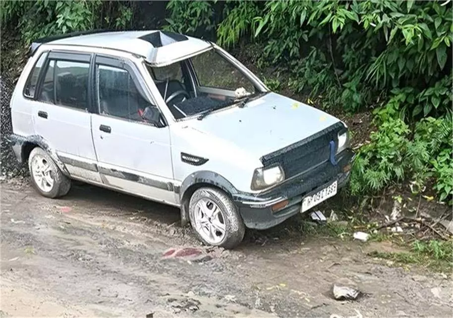 Himachal: चलती कार पर पहाड़ी से गिरा पत्थर, अचालक की मौत Himachal: चलती कार पर पहाड़ी से गिरा पत्थर, अचालक की मौत