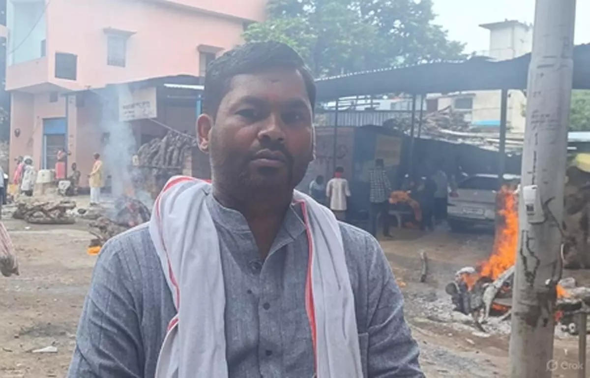 लाशों का सड़क में किया जा रहा अंतिम संस्कार, श्मशान घाट बाढ़ की चपेट में आया लाशों का सड़क में किया जा रहा अंतिम संस्कार, श्मशान घाट बाढ़ की चपेट में आया