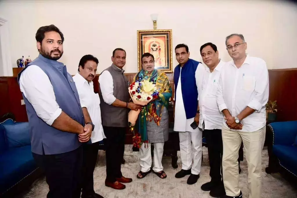 मंत्री कोमाटीरेड्डी ने राष्ट्रीय राजमार्गों की शीघ्र मंजूरी के लिए Gadkari से मुलाकात की मंत्री कोमाटीरेड्डी ने राष्ट्रीय राजमार्गों की शीघ्र मंजूरी के लिए Gadkari से मुलाकात की