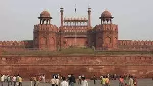 लाल किले की सुरक्षा ड्रिल: नकली बम का पता न चलने पर 7 पुलिसकर्मी निलंबित लाल किले की सुरक्षा ड्रिल: नकली बम का पता न चलने पर 7 पुलिसकर्मी निलंबित