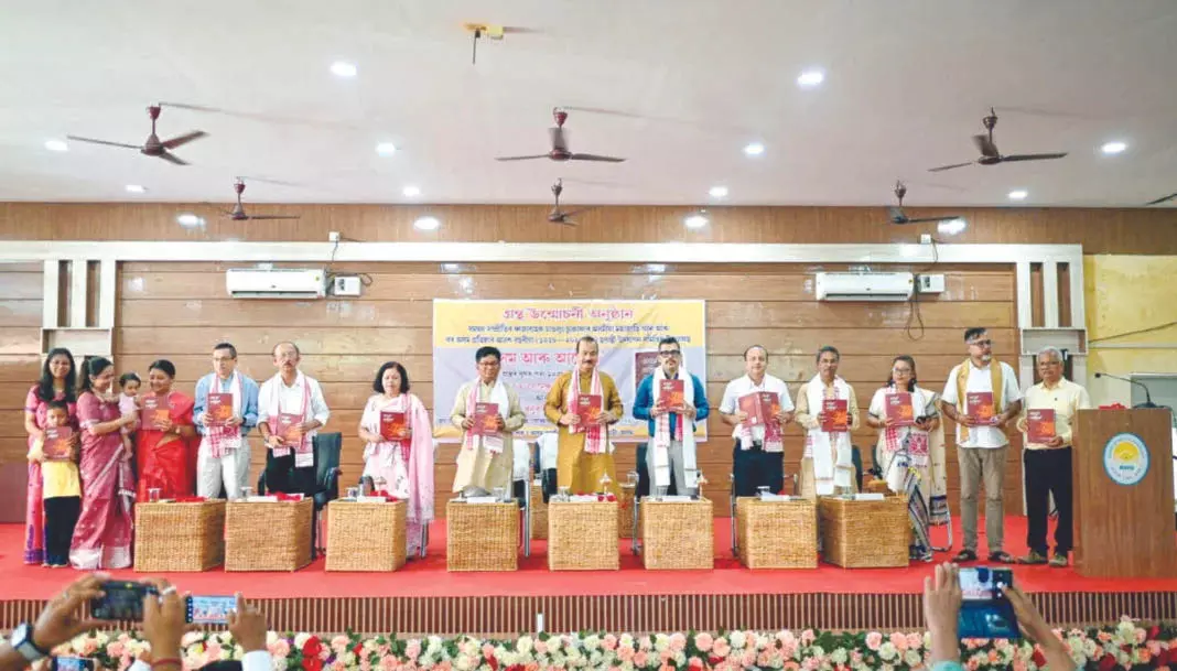 Assam महिला विश्वविद्यालय में ताई-अहोम प्रवास पर पुस्तक का विमोचन Assam महिला विश्वविद्यालय में ताई-अहोम प्रवास पर पुस्तक का विमोचन