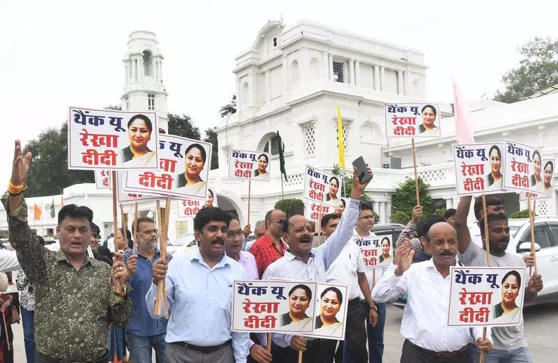 दिल्ली में स्कूली शिक्षा विधेयक पर आप और भाजपा में जुबानी जंग दिल्ली में स्कूली शिक्षा विधेयक पर आप और भाजपा में जुबानी जंग