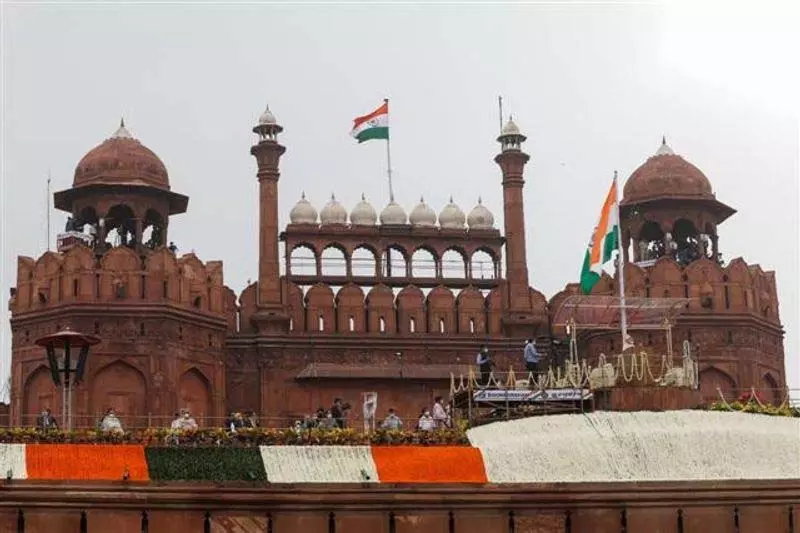 लाल किले की सुरक्षा ड्रिल में डमी बम न मिलने पर 7 दिल्ली पुलिसकर्मी निलंबित लाल किले की सुरक्षा ड्रिल में डमी बम न मिलने पर 7 दिल्ली पुलिसकर्मी निलंबित