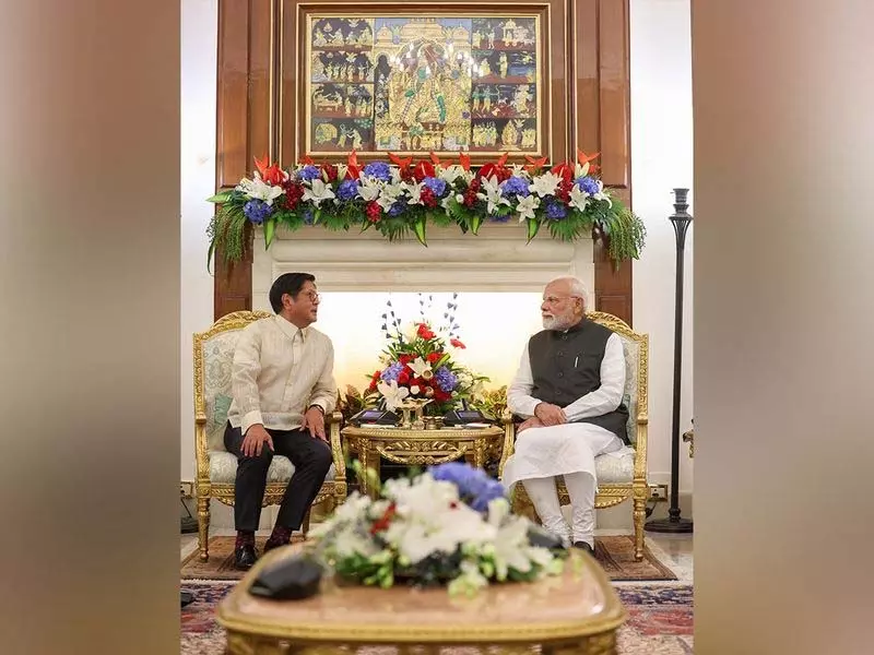 राष्ट्रपति मार्कोस के वीज़ा-मुक्ति के बाद मोदी ने फिलिप्पियों के लिए मुफ़्त ई-वीज़ा की घोषणा की राष्ट्रपति मार्कोस के वीज़ा-मुक्ति के बाद मोदी ने फिलिप्पियों के लिए मुफ़्त ई-वीज़ा की घोषणा की