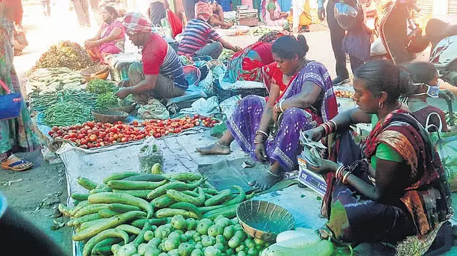Rourkela में मानसून के कारण उपभोक्ताओं को परेशानी, सब्जियों के दाम आसमान पर Rourkela में मानसून के कारण उपभोक्ताओं को परेशानी, सब्जियों के दाम आसमान पर