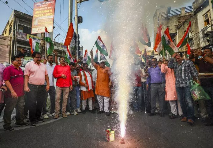 BJP ने केंद्र शासित प्रदेश में अनुच्छेद 370 और 35ए हटाए जाने की छठी वर्षगांठ मनाई BJP ने केंद्र शासित प्रदेश में अनुच्छेद 370 और 35ए हटाए जाने की छठी वर्षगांठ मनाई