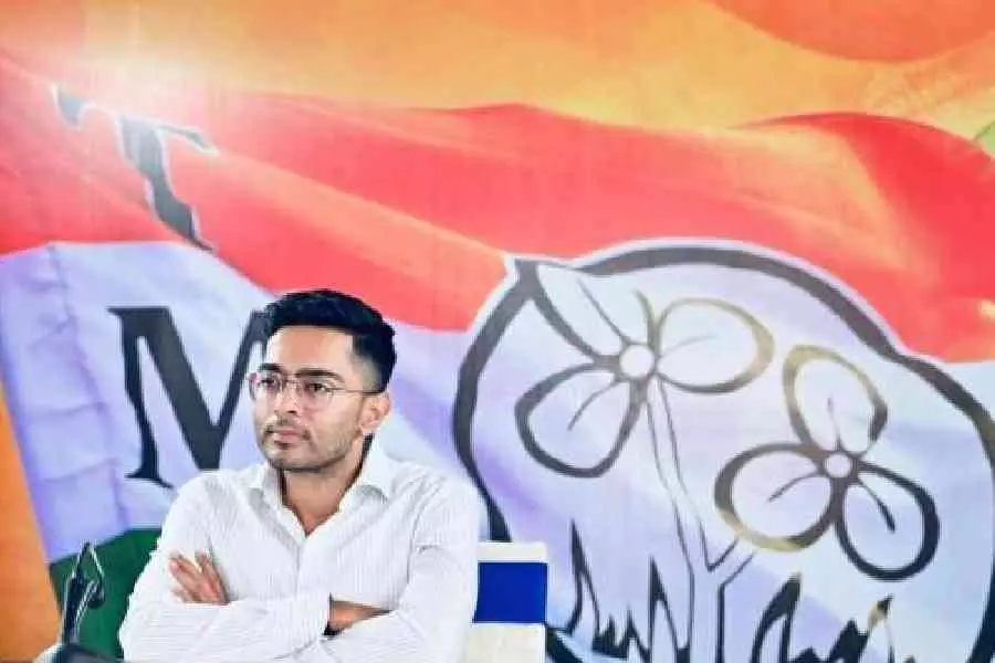 वर्चुअल मीटिंग के दौरान अभिषेक बनर्जी ने पार्टी नेताओं से कहा- पक्षपाती BLO पर नजर रखें वर्चुअल मीटिंग के दौरान अभिषेक बनर्जी ने पार्टी नेताओं से कहा- पक्षपाती BLO पर नजर रखें