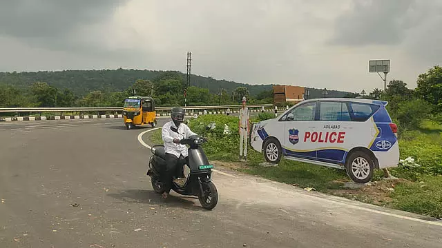 Telangana में पुलिस के कार्डबोर्ड कटआउट से दुर्घटनाओं पर लगाम लगी Telangana में पुलिस के कार्डबोर्ड कटआउट से दुर्घटनाओं पर लगाम लगी
