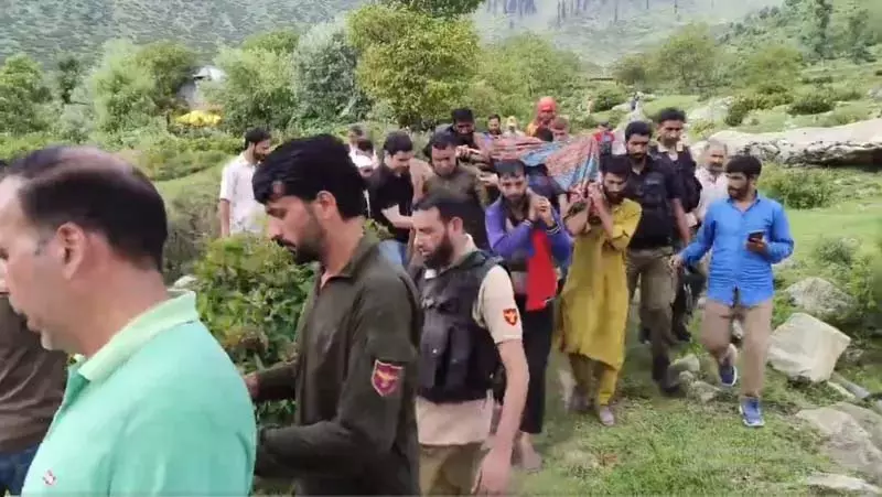 कुलगाम में टेंट पर पेड़ गिरने से दो लोगों की मौत, कई घायल कुलगाम में टेंट पर पेड़ गिरने से दो लोगों की मौत, कई घायल