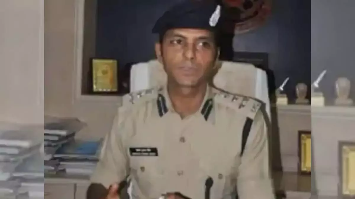 Indore : पुलिस आयुक्त ने राह-वीर योजना को बढ़ावा देने वाले पोस्टर का अनावरण किया Indore : पुलिस आयुक्त ने राह-वीर योजना को बढ़ावा देने वाले पोस्टर का अनावरण किया