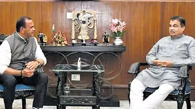 मंत्री वेंकट ने केंद्रीय परिवहन मंत्री गडकरी से RRR कार्य जल्द से जल्द शुरू करने का आग्रह किया मंत्री वेंकट ने केंद्रीय परिवहन मंत्री गडकरी से RRR कार्य जल्द से जल्द शुरू करने का आग्रह किया