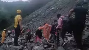 Kedarnath Yatra: यात्रा पर ब्रेक, मलबा गिरने से मार्ग बंद Kedarnath Yatra: यात्रा पर ब्रेक, मलबा गिरने से मार्ग बंद