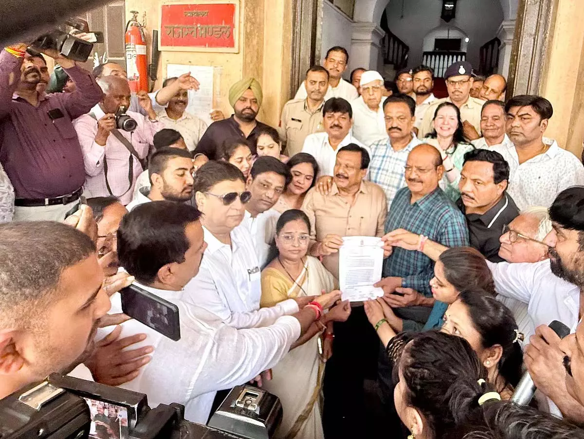 Indore : कांग्रेस ने किया विरोध प्रदर्शन, हेलमेट नियम में ढील की मांग Indore : कांग्रेस ने किया विरोध प्रदर्शन, हेलमेट नियम में ढील की मांग