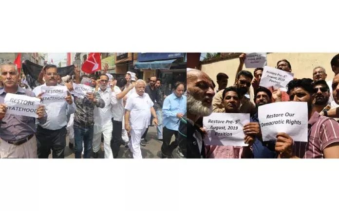 पुलिस ने श्रीनगर में NC के विरोध मार्च और जम्मू में मजदूरों के शांतिपूर्ण प्रदर्शन को विफल किया पुलिस ने श्रीनगर में NC के विरोध मार्च और जम्मू में मजदूरों के शांतिपूर्ण प्रदर्शन को विफल किया