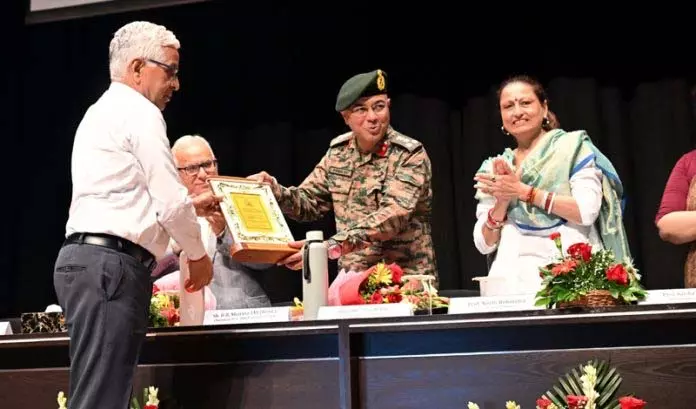 JU के कुलपति ने छात्रों को वास्तविक दुनिया के कौशल से लैस करने का आह्वान किया JU के कुलपति ने छात्रों को वास्तविक दुनिया के कौशल से लैस करने का आह्वान किया
