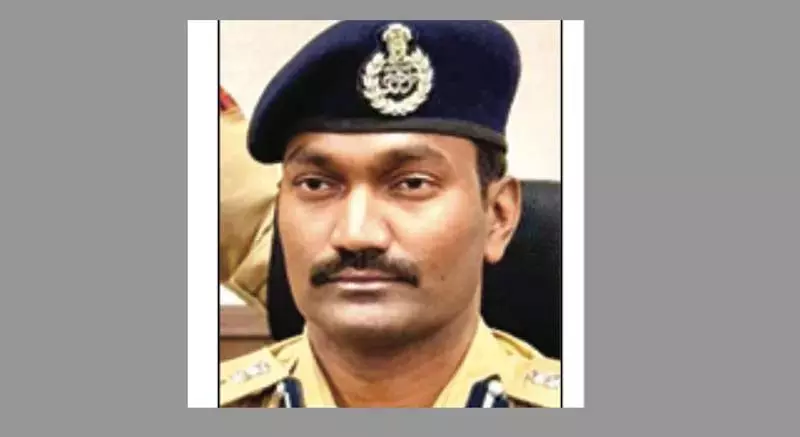 एसएसपी श्रीनगर ने भारत दर्शन दौरे के लिए छात्रों के एक समूह को हरी झंडी दिखाई एसएसपी श्रीनगर ने भारत दर्शन दौरे के लिए छात्रों के एक समूह को हरी झंडी दिखाई