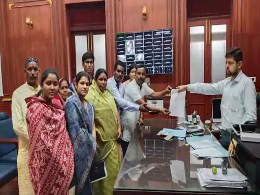 सीईओ के खिलाफ कलेक्टर से शिकायत, दुर्व्यवहार का आरोप सीईओ के खिलाफ कलेक्टर से शिकायत, दुर्व्यवहार का आरोप