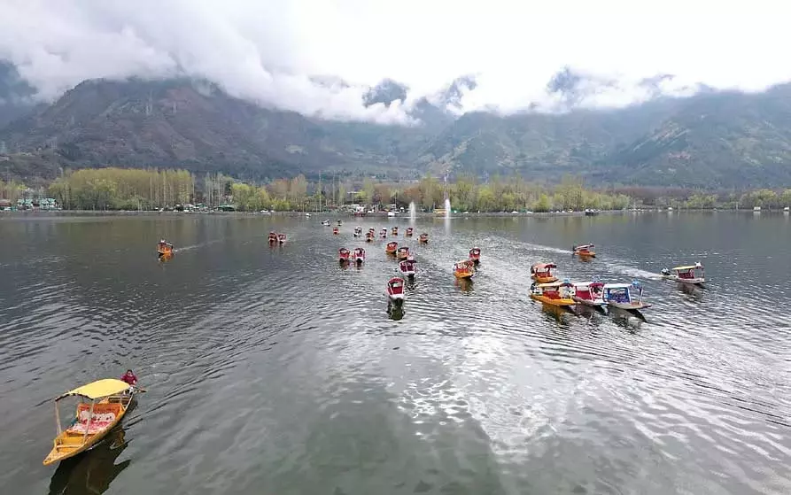 आर्यन्स के छात्र आज डल झील में शिकारा दौड़ का आयोजन करेंगे आर्यन्स के छात्र आज डल झील में शिकारा दौड़ का आयोजन करेंगे