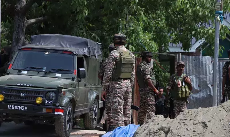 कुलगाम में आतंकवाद विरोधी अभियान पांचवें दिन में दाखिल कुलगाम में आतंकवाद विरोधी अभियान पांचवें दिन में दाखिल