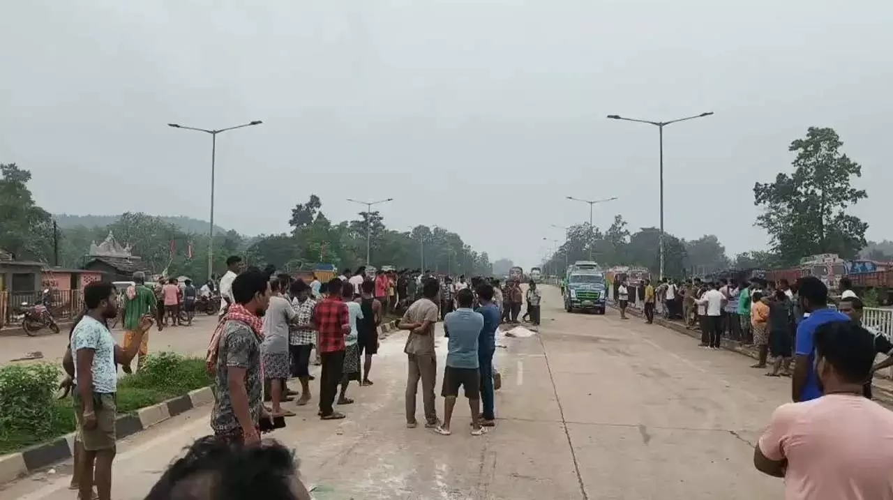 Odisha : क्योंझर में ट्रक की चपेट में आने से पति, पत्नी और बेटी की मौत Odisha : क्योंझर में ट्रक की चपेट में आने से पति, पत्नी और बेटी की मौत