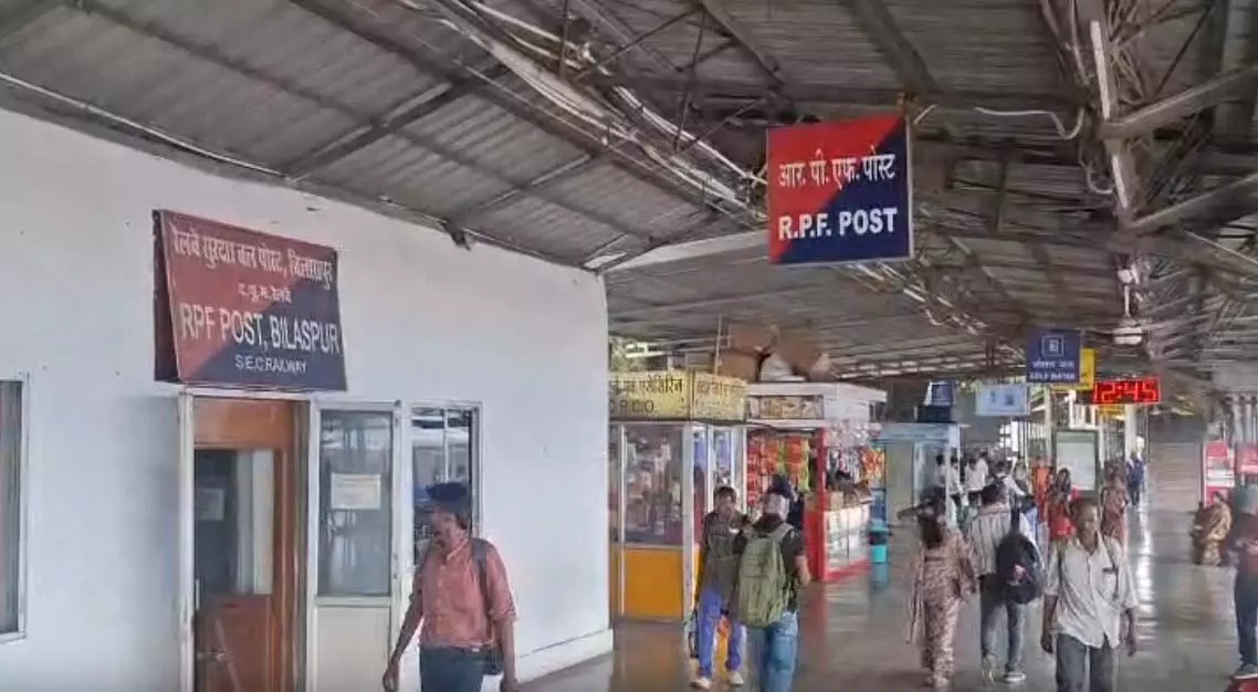 चलती ट्रेन में मारपीट, बिलासपुर RPF ने सभी को किया गिरफ्तार चलती ट्रेन में मारपीट, बिलासपुर RPF ने सभी को किया गिरफ्तार