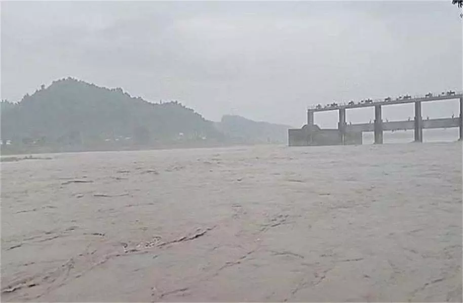 Himachal : नदी-नाले उफान पर, टोंस नदी का जलस्तर भी बढ़ा Himachal : नदी-नाले उफान पर, टोंस नदी का जलस्तर भी बढ़ा