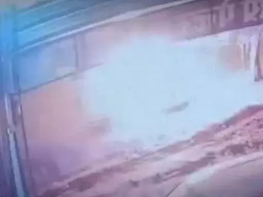 चाय ठेले में गैस सिलेंडर फटा, जान बचाकर भागा दुकानदार चाय ठेले में गैस सिलेंडर फटा, जान बचाकर भागा दुकानदार