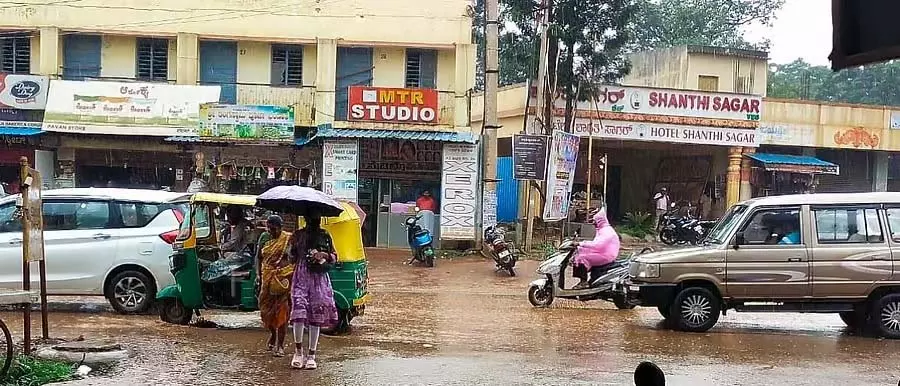 Devanahalli : बारिश से किसानों के चेहरे पर मुस्कान Devanahalli : बारिश से किसानों के चेहरे पर मुस्कान