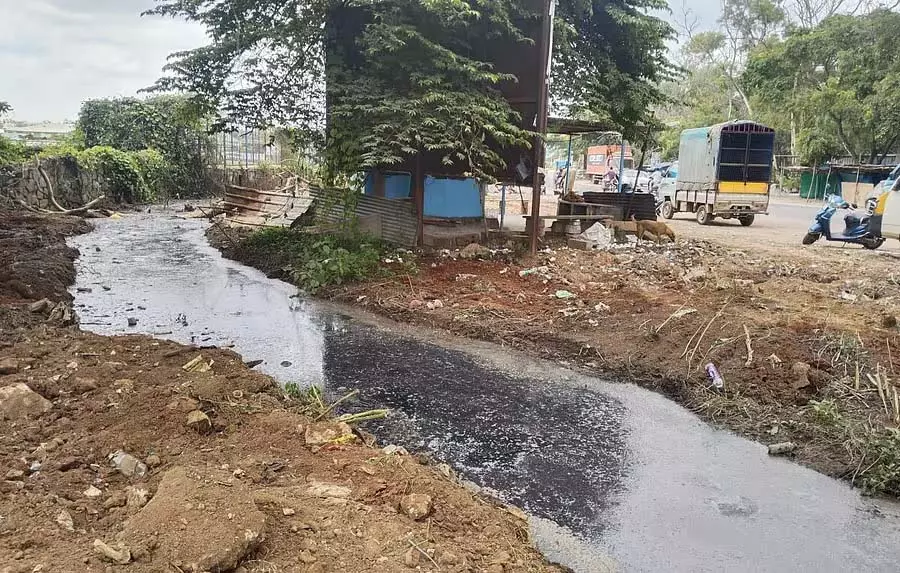 Anekal : सड़क के किनारे बहती एक गंदी धारा Anekal : सड़क के किनारे बहती एक गंदी धारा