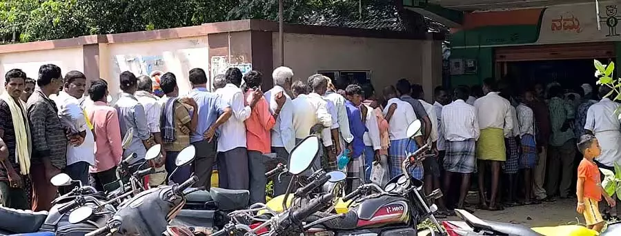 Karnataka : उर्वरक के लिए किसानों की मारामारी Karnataka : उर्वरक के लिए किसानों की मारामारी