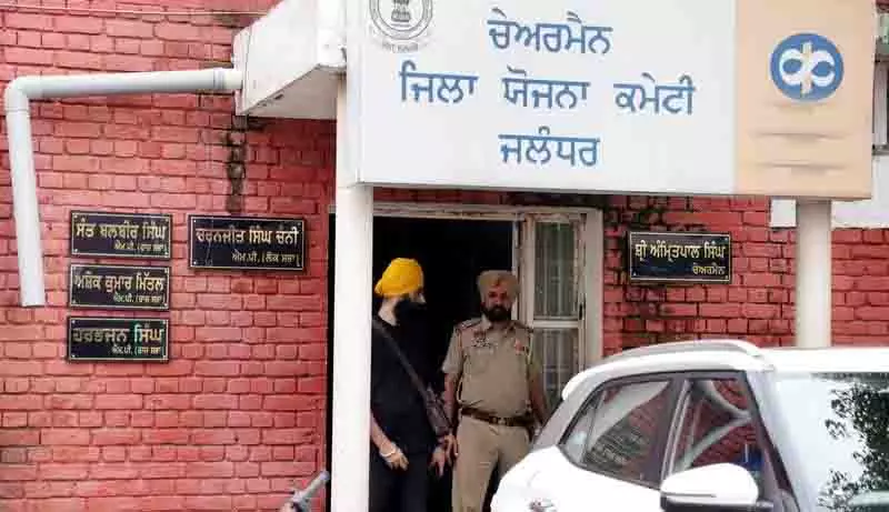 Jalandhar में 4 सांसदों के लिए सिंगल रूम! Jalandhar में 4 सांसदों के लिए सिंगल रूम!