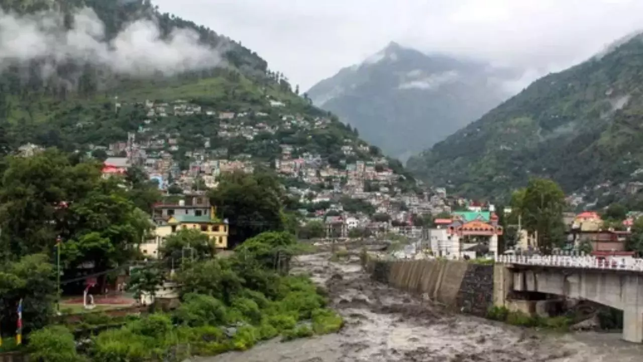 हिमाचल में भारी बारिश; स्कूल बंद, राष्ट्रीय राजमार्ग प्रभावित हिमाचल में भारी बारिश; स्कूल बंद, राष्ट्रीय राजमार्ग प्रभावित
