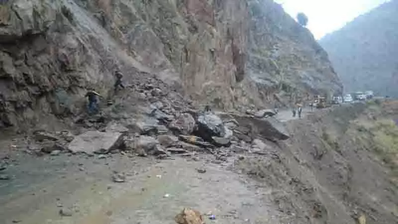 भूस्खलन से Pathankot-Mandi राष्ट्रीय राजमार्ग अवरुद्ध भूस्खलन से Pathankot-Mandi राष्ट्रीय राजमार्ग अवरुद्ध