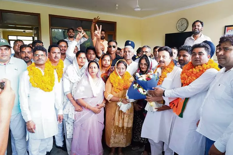 राव नरबीर खेमे ने मानेसर नगर निगम के उप महापौर पद पर निर्विरोध जीत हासिल की राव नरबीर खेमे ने मानेसर नगर निगम के उप महापौर पद पर निर्विरोध जीत हासिल की