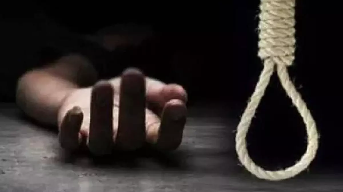Koderma: 11वीं के छात्र ने फांसी के फंदे पर झूल दे दी जान Koderma: 11वीं के छात्र ने फांसी के फंदे पर झूल दे दी जान