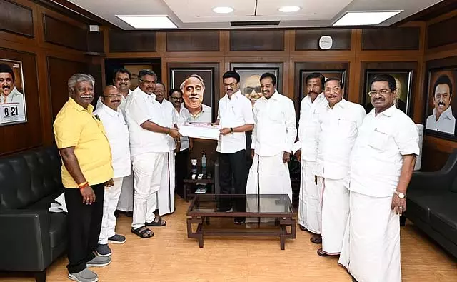 AIADMK के पूर्व विधायक कार्तिक थोंडिमान DMK में शामिल AIADMK के पूर्व विधायक कार्तिक थोंडिमान DMK में शामिल