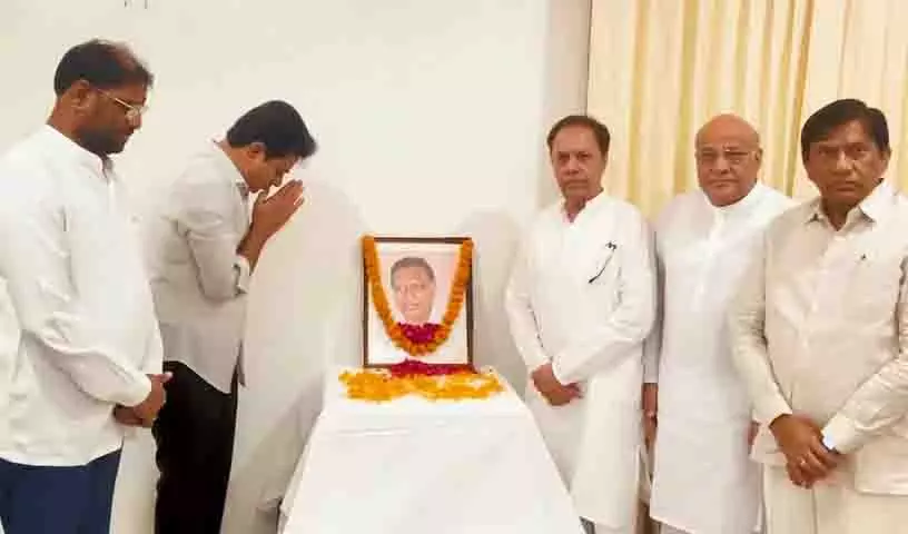 KTR ने प्रोफेसर जयशंकर को श्रद्धांजलि दी, उन्हें तेलंगाना आंदोलन का वैचारिक प्रकाश स्तंभ बताया KTR ने प्रोफेसर जयशंकर को श्रद्धांजलि दी, उन्हें तेलंगाना आंदोलन का वैचारिक प्रकाश स्तंभ बताया