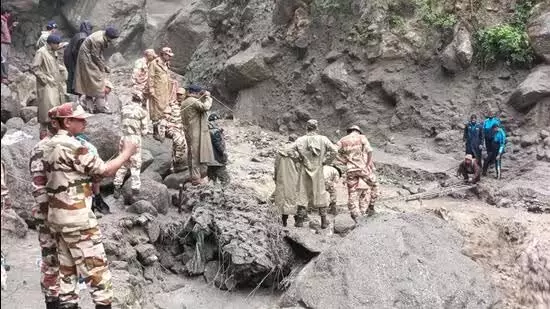 हिमाचल प्रदेश में बादल फटने से बाढ़, 413 तीर्थयात्रियों की जान बचाई गई हिमाचल प्रदेश में बादल फटने से बाढ़, 413 तीर्थयात्रियों की जान बचाई गई